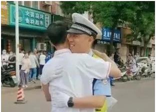 這一抱好暖！兒子場(chǎng)內(nèi)高考交警父親場(chǎng)外執(zhí)勤