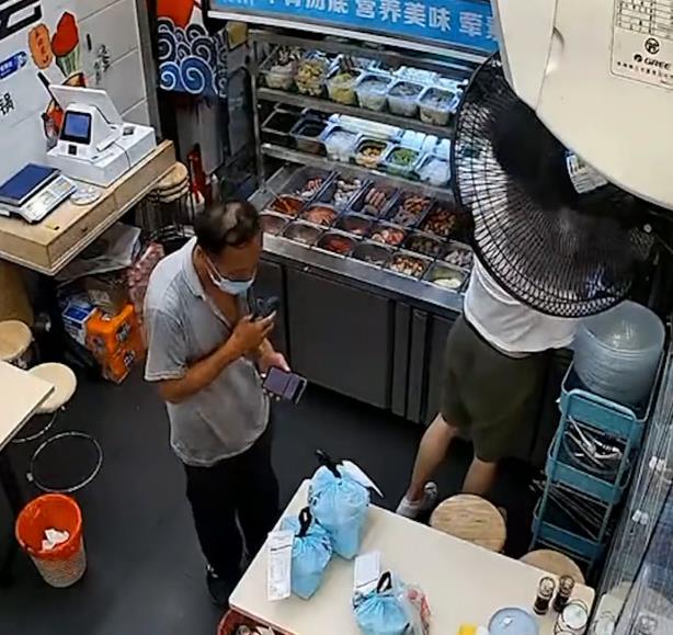 六旬老人手拿放大鏡看單號(hào)送外賣，店主：不容易，很心疼